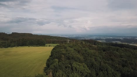 Eine-Drohne-Fliegt-über-Alpine-Wälder-Und-Wiesen