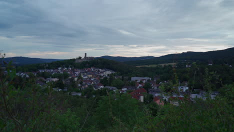 Landschaft-Mit-Einem-Dorf-Und-Einer-Burgruine-Auf-Einem-Hügel