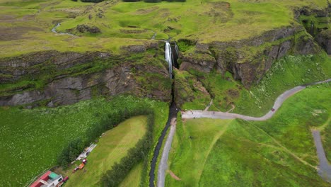 Turistas-Que-Visitan-La-Famosa-Cascada-Gljufrabui-En-Islandia