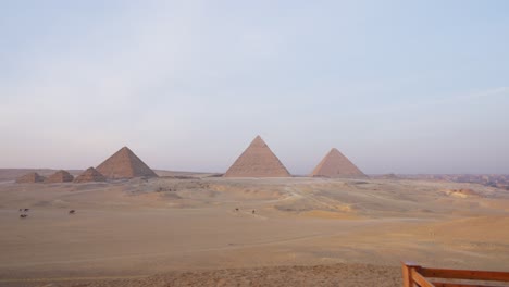 Ein-Blick-Auf-Die-Drei-Pyramiden-Von-Gizeh-In-Ägypten,-Eines-Der-Sieben-Weltwunder,-Weitwinkelaufnahme