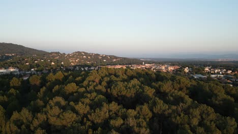 Pueblo-Situado-Cerca-De-La-Montaña-De-Sant-Llorenc-Del-Munt-Y-Rodeado-De-Vegetación