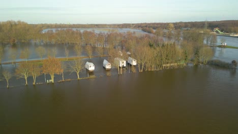 Wohnmobilpark-Auf-überschwemmten-Überschwemmungsgebieten-Im-Emsland,-Niedersachsen,-Deutschland