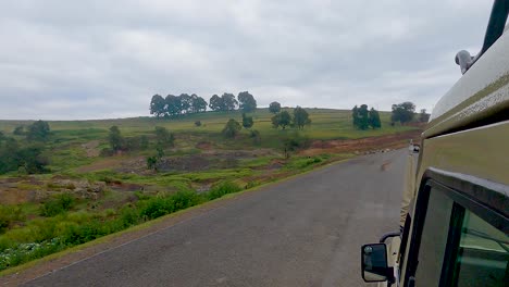 Vehículo-De-Safari-Conduciendo-Con-Paisajes-Naturales-En-Narok,-Kenia.