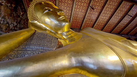 Wat-Pho-Reclining-Golden-Buddha-or-Wat-Phra-Chetuphon-Wimon-Mangkhalaram-Rajwaramahawihan-Buddha-statue-at-the-Historic-city-center-in-Bangkok,-Thailand