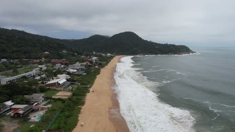 Aerial-Vídeo-of-Estaleirinho-Beach,-on-the-coast-of-Santa-Catarina-State,-in-South-Brazil