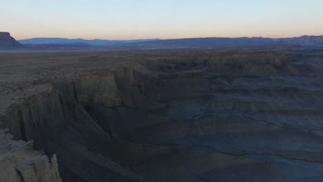Moonscape-Aussichtspunkt-Oder-Skyline-Blick-Bei-Sonnenuntergang-Mit-Factory-Butte-Massiv-Im-Hintergrund,-Utah-In-Den-USA