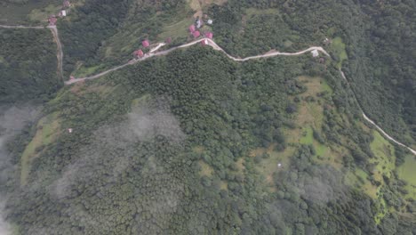 Vista-De-Drones-De-La-Montaña-Y-El-Asentamiento-Rural,-Vista-Aérea-De-La-Ciudad,-Pavo,-Trabzon