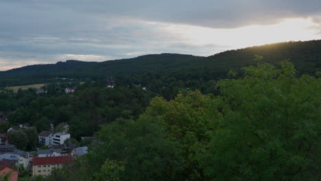 Blick-Auf-Einen-Sonnenuntergang-über-Einem-Dorf-Mit-Der-Villa-Andreae-Im-Hintergrund
