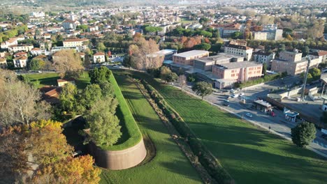 Aerial-shot-of-Lucca-walls-in-city-of-Lucca,-Italy