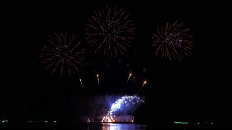 Menschen,-Die-Sich-Am-Strand-Ein-Gewaltiges-Feuerwerk-Ansehen