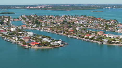 Vista-Aérea-De-Hermosas-Propiedades-Inmobiliarias-Frente-Al-Mar-En-Treasure-Island,-Florida