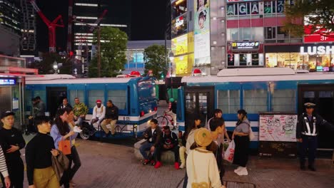 Zeitlupenansicht-Von-Polizeibussen,-Die-Halloween-Feierlichkeiten-Auf-Dem-Shibuya-Scramble-Square-Verhindern