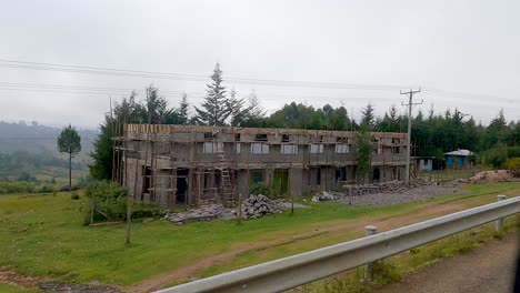 Unvollendetes-Gebäude-Auf-Der-Baustelle-Von-Der-Straße-In-Narok,-Kenia-Aus-Gesehen