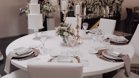 Chic-Wedding-Table-with-Tiered-Cake