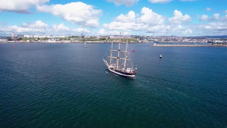 Malerische-Aussicht-Auf-Plymouth-Mit-Einem-Schiff,-Das-In-Den-Hafen-Fährt,-England