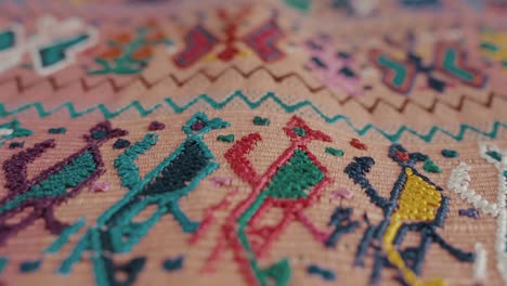 Colorido-Textil-Maya-En-Primer-Plano