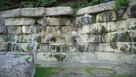 Dekorativer-Wasserfall-Aus-Whitby-Stein-In-Einem-Garten-In-Kanada