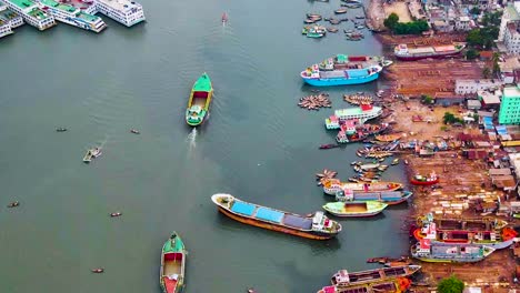über-Dem-Verschmutzten,-Geschäftigen-Buriganga-Flusshafen-In-Dhaka,-Bangladesch-Mit-Fahrenden-Schiffen