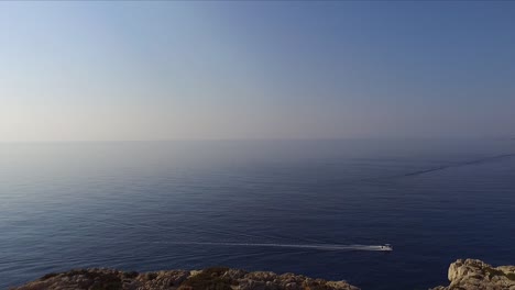 Ein-Einzelnes-Boot-Rast-Vorbei,-Während-Sich-Das-Meer-Von-Der-Griechischen-Insel-Rhodos-Entfernt