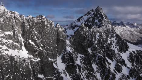 Wilde-Felsige-Und-Schneebedeckte-Berge-An-Einem-Schönen-Tag-Mit-Blauem-Himmel-Und-Rollenden-Wolken