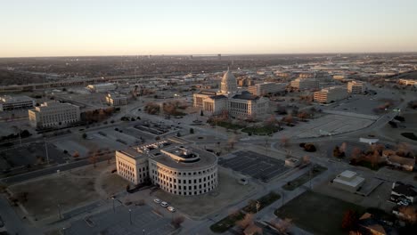 Edificio-Del-Capitolio-Del-Estado-De-Oklahoma-En-La-Ciudad-De-Oklahoma,-Oklahoma-Con-Video-De-Drones-Dando-Vueltas-En-Gran-Angular