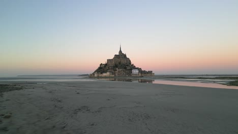 Französisches-Wahrzeichen-Mont-Saint-Michel-Bei-Sonnenuntergang,-Luftdrohne