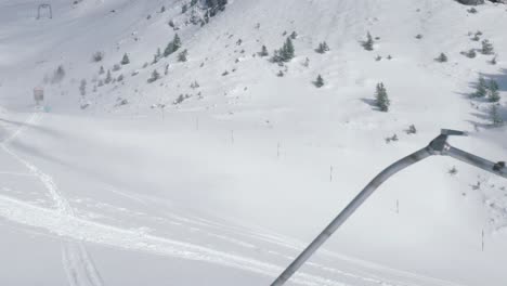 Cañón-De-Nieve-Dispara-Nieve-Artificial-En-Las-Laderas-De-Engelberg,-Suiza