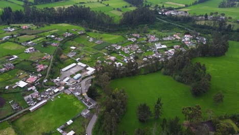 -üppiges-Grünes,-Fruchtbares-Land-Umgibt-Das-Dorf,-Gehöfte,-Bauernhöfe,-Ecuador,-Luftaufnahme