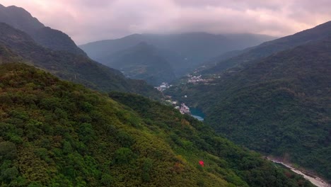 Toma-Aérea-Acercándose-A-Montañas-Verdes-Y-Presa-En-El-área-De-Wulai-Durante-El-Día-Nublado,-Taipei