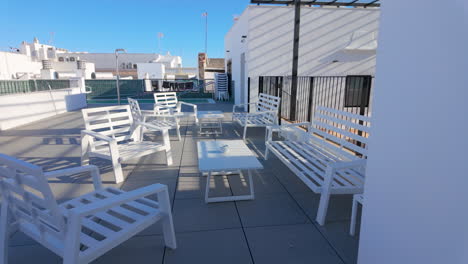 Dachterrasse-Mit-Weißen-Terrassenmöbeln-Bestehend-Aus-Stühlen-Und-Tischen