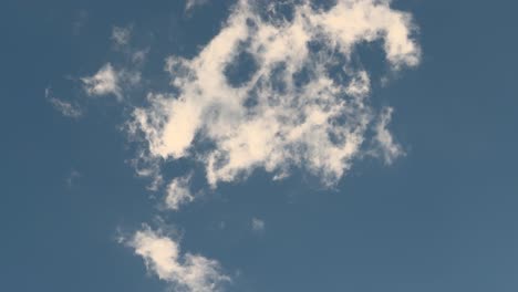 Kleine-Wolkenformation,-Die-Sich-über-Den-Himmel-Bewegt