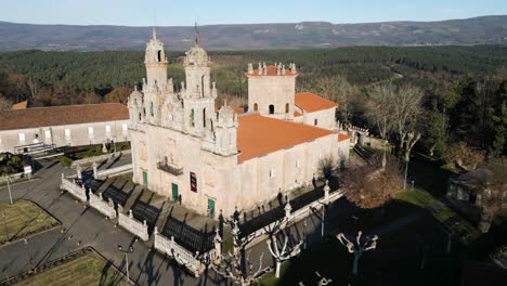 Umlaufbahn-Um-Die-Seite-Des-Im-Gotischen-Stil-Geschnitzten-Steinglockenturms-Im-Heiligtum-In-Den-Ausläufern-Von-Ourense,-Spanien
