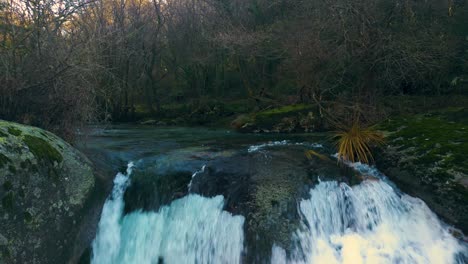 Fliegen-Sie-über-Einen-Wasserfall,-Der-In-Einen-Felsigen-Fluss-In-Fervenza-Da-Noveira,-Coruña,-Spanien,-Fließt