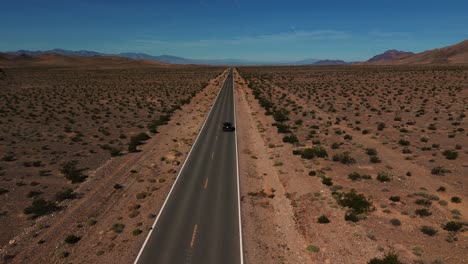 Schwarzes-Auto-Fährt-Auf-Der-Wüstenautobahn-In-Nevada