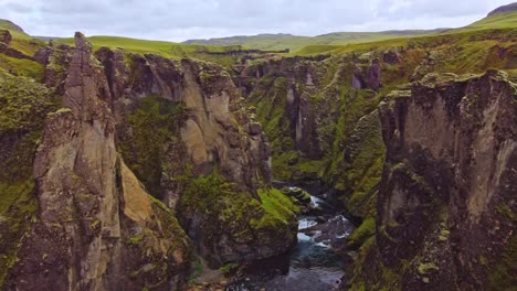 Toma-Cercana-De-Un-Dron-De-Fjaðrárgljúfur,-Un-Impresionante-Cañón-En-Islandia-Durante-El-Verano