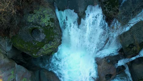 Blick-Von-Oben-Auf-Die-Sprudelnden-Wasserfälle-über-Dem-Naturschutzgebiet-Fervenza-Da-Noveira-In-Spanien