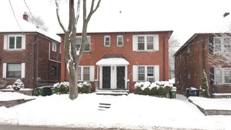 Beautiful-house-in-Toronto,-Canada-during-a-stunning-snow-fall-in-winter