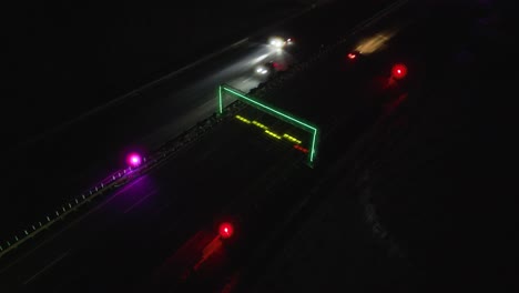 Luces-Láser-Virales-En-La-Autopista-China-Por-La-Noche,-Automóviles-Conduciendo-Debajo-De-Rayos-Láser-De-Arco-Iris,-Shandong,-Qingdao,-China
