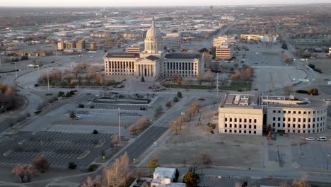 Edificio-Del-Capitolio-Del-Estado-De-Oklahoma-En-La-Ciudad-De-Oklahoma,-Oklahoma-Con-Video-De-Drones-Dando-Vueltas-En-El-Medio