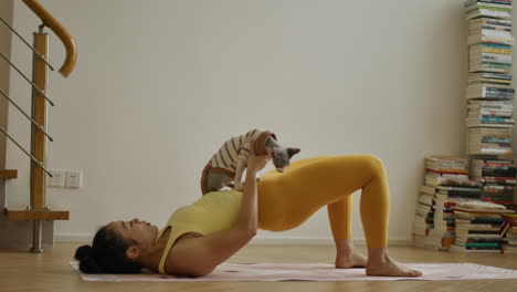 Junge-Asiatische-Frau-Praktiziert-Täglich-Yoga-Übungen-Zu-Hause-Und-Hebt-Ihre-Katze-Mit-Einem-Gesunden-Lebensstil-Im-Bauchbereich