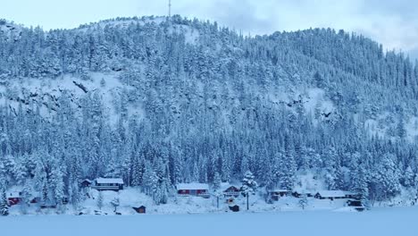 Cabaña-Y-Bosque-Cubiertos-De-Nieve-Durante-El-Invierno-En-Noruega---Toma-Aérea