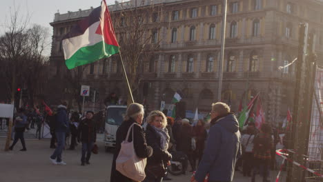 Manifestantes-Con-Bandera-Cerca-Del-Castello-Sforzesco,-Milán-Pidiendo-La-Liberación-De-Palestina