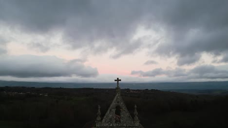 Geschnitzte-Steinechse-Im-Bogen-über-Der-Kirche,-Rückzug-Aus-Der-Luft,-Um-Die-Landschaft-Von-Ourense,-Spanien,-Freizulegen