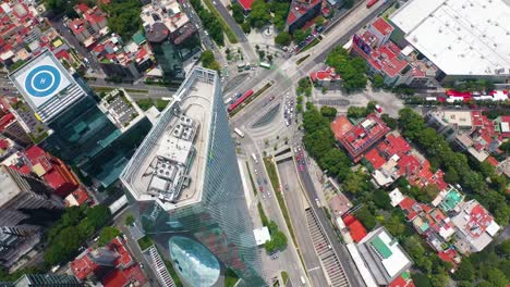 Luftaufnahme-Eines-Großen-Gebäudes-Im-Stadtbild