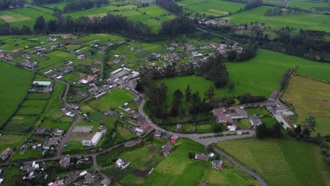 Pueblo-Ecuatoriano-Comunidad-Agrícola-Paisaje-Barrio-Guitig-Pichincha-Drone