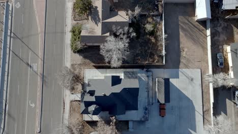 Neighborhood-in-Tucumcari,-New-Mexico-with-drone-video-looking-down-on-houses