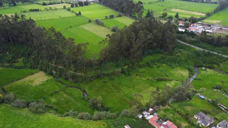 Der-Fluss-San-Pedro-Schlängelt-Sich-Durch-Die-Grüne,-Fruchtbare-Andenlandschaft-Ecuadors