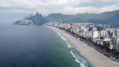 Blaues-Meer,-Weißer-Strand,-Graue-Stadt-Und-Grüne-Berge-In-Rio-De-Janeiro