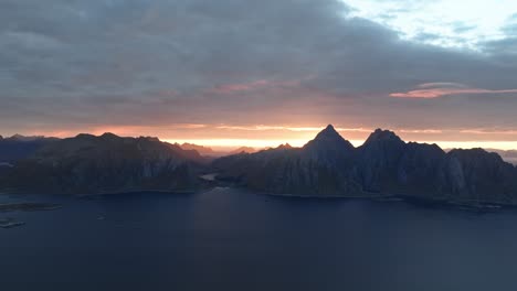 Un-Amanecer-De-Montaña-Sobre-Las-Montañas-En-Valberg-Noruega-En-Las-Islas-Lofoten