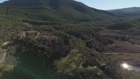 Drone-Orbitando-El-Castillo-Medieval-Del-Pueblo-Abandonado-De-Ruesta,-España